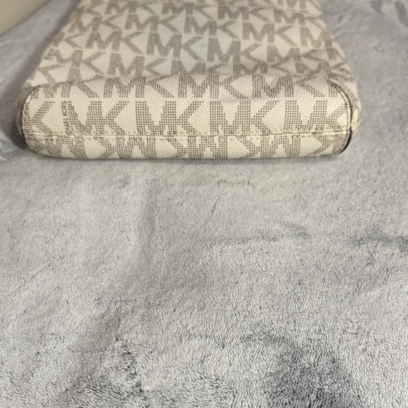Michael Kors Cream and Tan Signature Logo Crossbody Bag - Picture 3 of 9